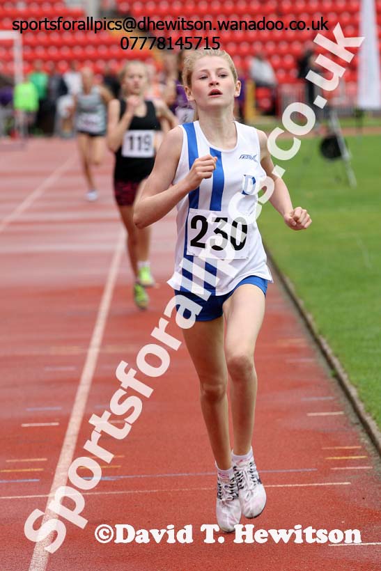 Girls under-15s 800 metres, Gateshead Tartan Games. Phot: David T. Hewitson/Sports for All Pics